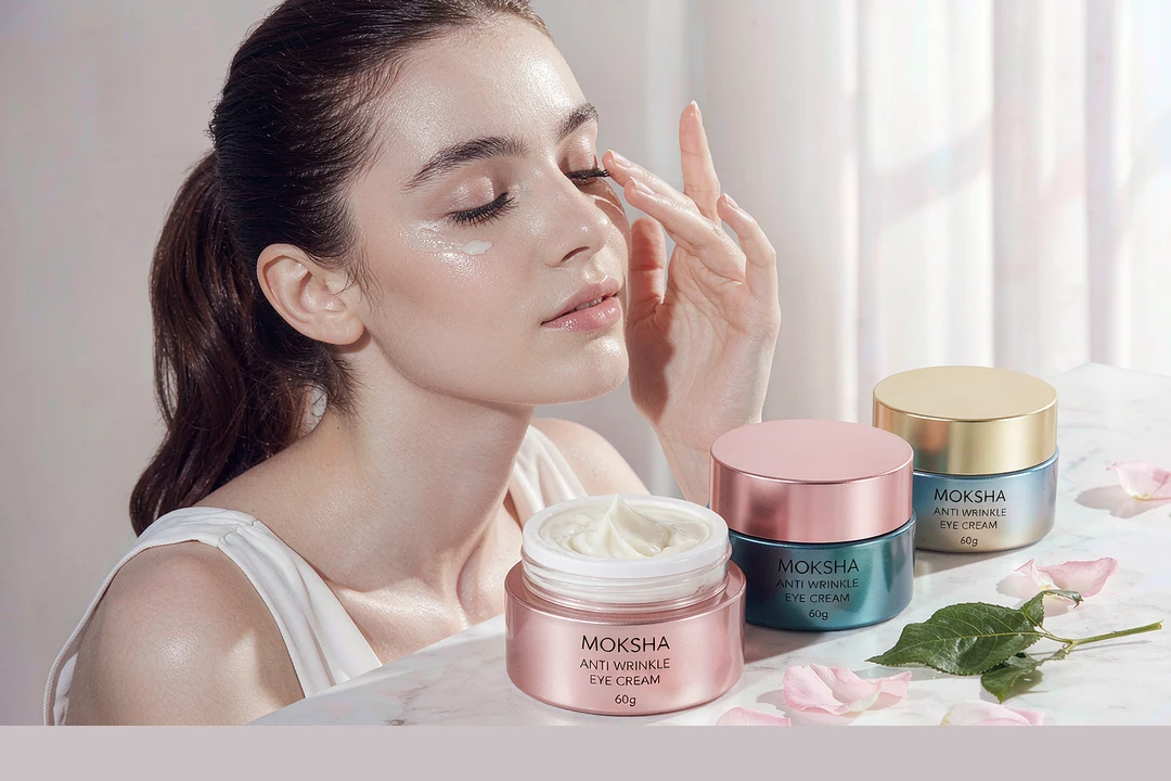 Anti Wrinkle Eye Cream OEM MOKSHA hyaluronic acid eye cream model application with 60 g jars